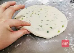 Illustration of how to make Thousand Layer Green Onion Pot Helmet Bun 12