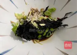Illustration of how to make shrimp and seaweed clear soup noodles 3 