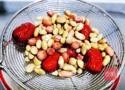 Illustration of how to make red dates and peanut soy milk 3