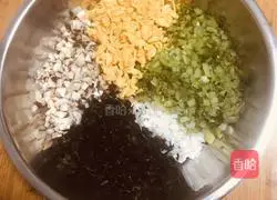 Golden ice flower vegetarian pot stickers, nutritious and delicious recipe illustration 5