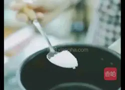 Illustration of how to make caramel milk tea 2