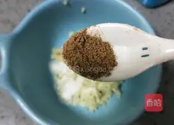 Illustration of how to make emerald cucumber 3