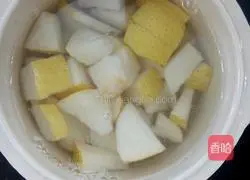 Illustration of how to make rock sugar, white fungus and snow pear soup 6