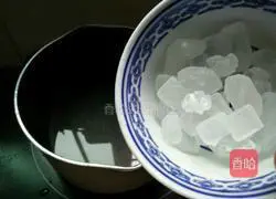 Illustration of how to make canned loquat 4