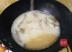 Illustration of how to make scallion and crucian carp soup 7