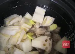 Illustration of how to make pork ribs and lotus root soup 4