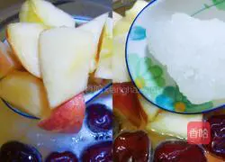 Illustration of how to make red date, apple and white fungus soup 8