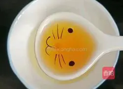 Illustration of how to make luffa, mushroom and egg drop soup 2