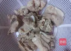 Lotus root and mung bean pork ribs soup Practice illustration 4