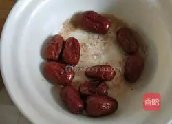 Illustration of how to make rock sugar, snow pear and red date soup 3