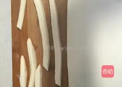 Illustration of how to make noodles with strips 5