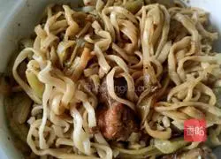 Illustration of how to make braised pork ribs and beans and noodles 10