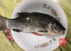Illustration of how to make crucian carp powder skin soup 1