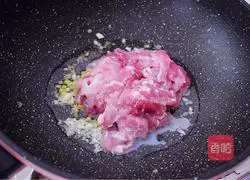 Cucumber and egg fried pork slices Illustration of how to do it 8