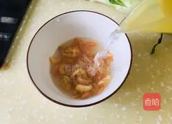 Illustration of how to make lettuce and sea rice soup 1