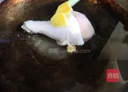 Illustration of how to make water chestnut, corn and chicken leg soup 1