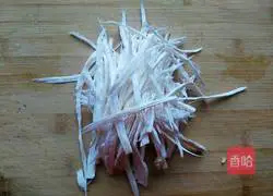 Illustration of hand-shred king oyster mushroom 2