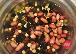 Illustration of how to make Xiangchou black bean and whole grain soy milk 2