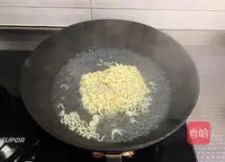 Illustration of how to make instant noodle egg cake 2