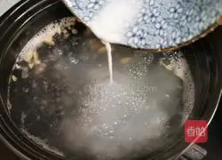 Illustration of how to make dried shrimps, seaweed and egg drop soup 5