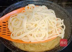 Illustration of how to make tomato braised meat sauce pasta 5