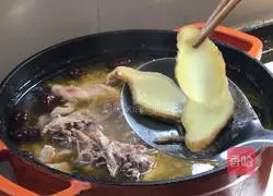 Illustration of making red date, mushroom and old chicken soup 12