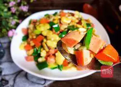 Illustration of how to stir-fry diced ham with colorful vegetables 14