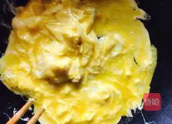 Illustration of how to make green pepper and egg noodles 2