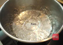 Illustration of how to make ginseng and black chicken soup 3