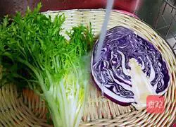 Illustration of how to make purple cabbage mixed with bitter chrysanthemum 2