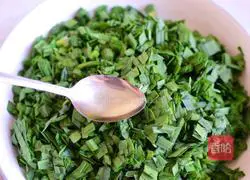 Illustration of how to make steamed buns stuffed with chives and eggs 4