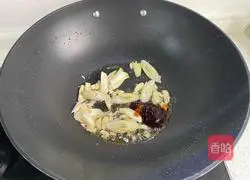 Illustration of how to make spicy stir-fried small intestine 6