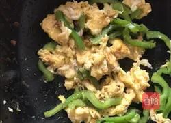 Illustration of how to make green pepper and egg noodles 4