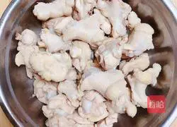 Illustration of how to make curry chicken and potato pasta 4