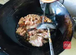 Illustration of how to make large meat dumplings with chives and sprouts 7