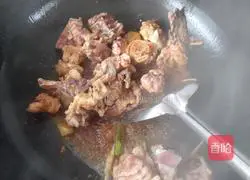 Illustration of how to make homemade pig ear cake 7