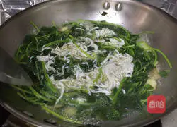 Illustration of how to make small fish soup 7