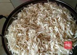 Illustration of how to make steamed beans and noodles 5