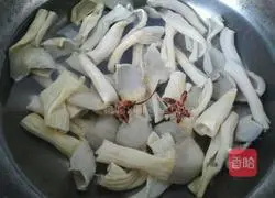 Illustration of how to make five-spice duck sausage 8