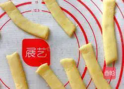 Illustration of how to make pumpkin teething biscuits 7