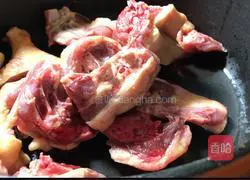 Illustration of how to make red date, mushroom and dolphin soup 1