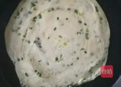 Illustration of how to make scallion pancakes 8