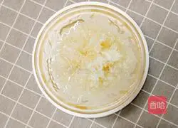 Illustration of how to make white fungus with hawthorn wine 1