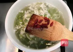 Illustration of how to make protein loofah and wolfberry soup 11