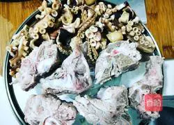 Illustration of how to make octopus powder, arrowroot, carrot and pork bone soup 3