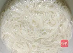 Illustration of how to make cold chicken shredded rice noodles 8