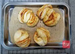 Illustration of how to make spicy flower rolls 21