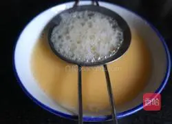 Illustration of how to make tender steamed eggs 5