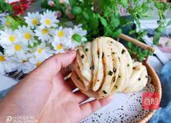 Illustration of how to make sesame and green onion flower rolls 13