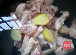 Illustration of how to make purple clay pot mushroom and chicken soup 2